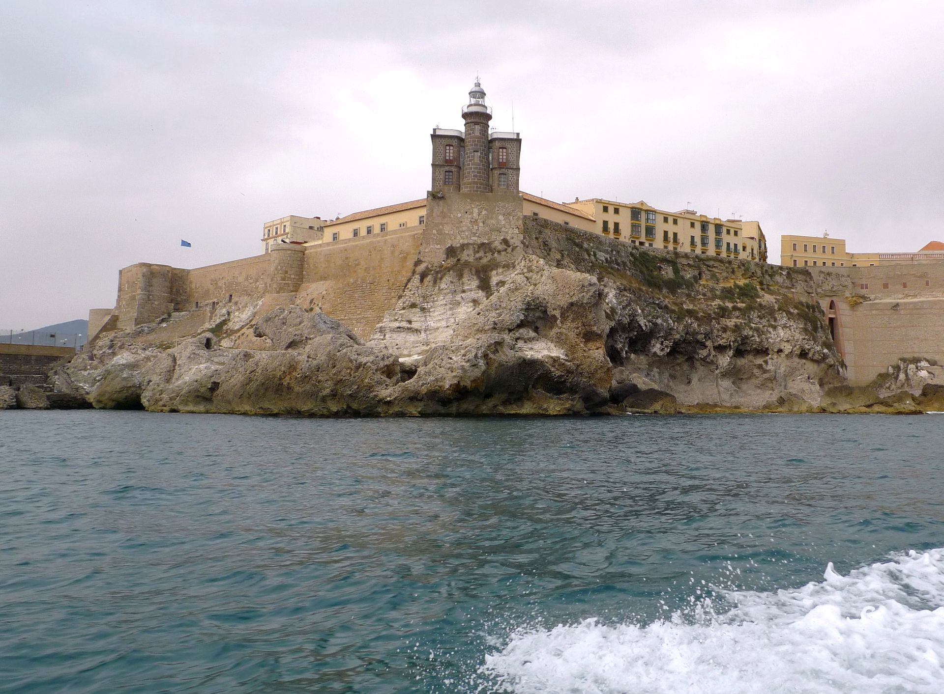 Le phare et les remparts de Melilla la Vieja au-dessus de la mer