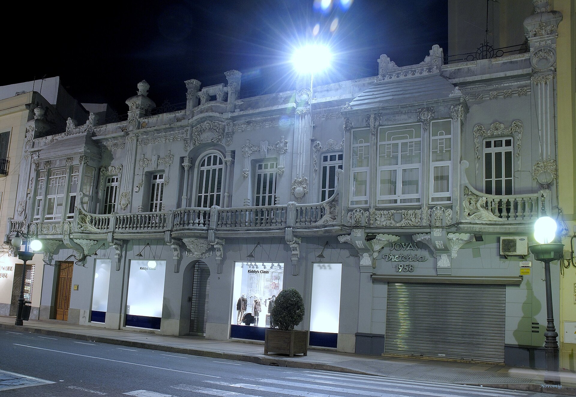 Fachada modernista del Antiguo Economato Militar en Melilla