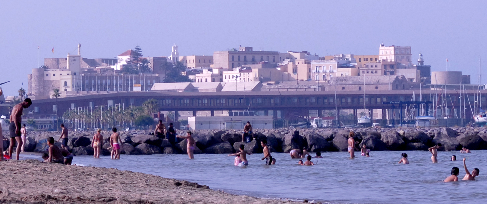 Playa de Melilla con Melilla la Vieja al fondo